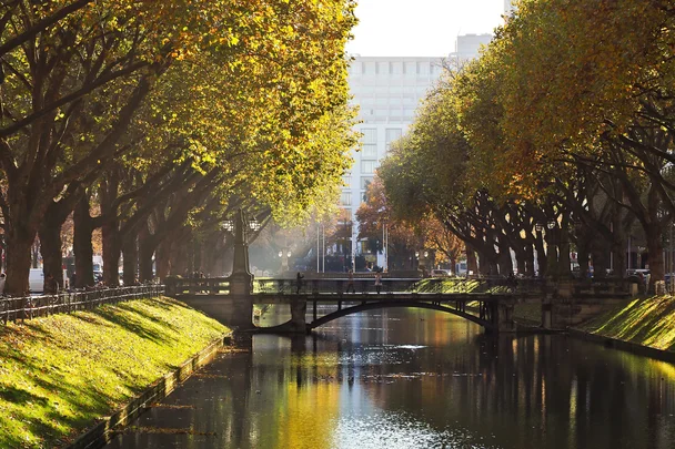 Das ist die Brücke am Kö-Graben in Düsseldorf.