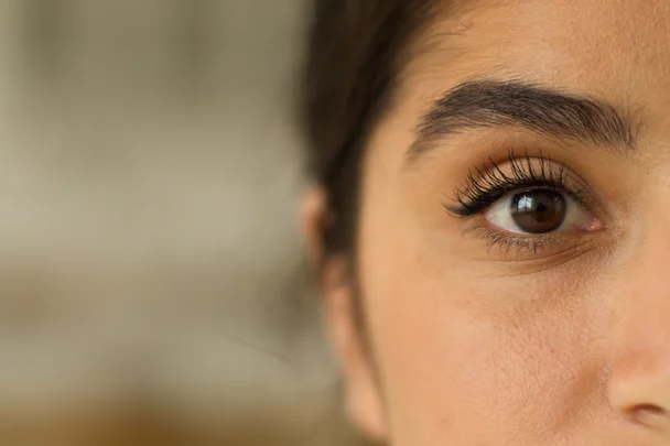 Das ist eine Frau bei einer EMDR-Therapie.