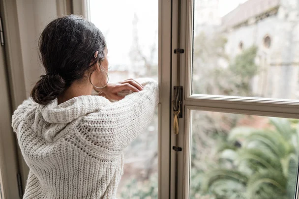 Dies ist eine Frau, die an Depression leidet und aus dem Fenster schaut.
