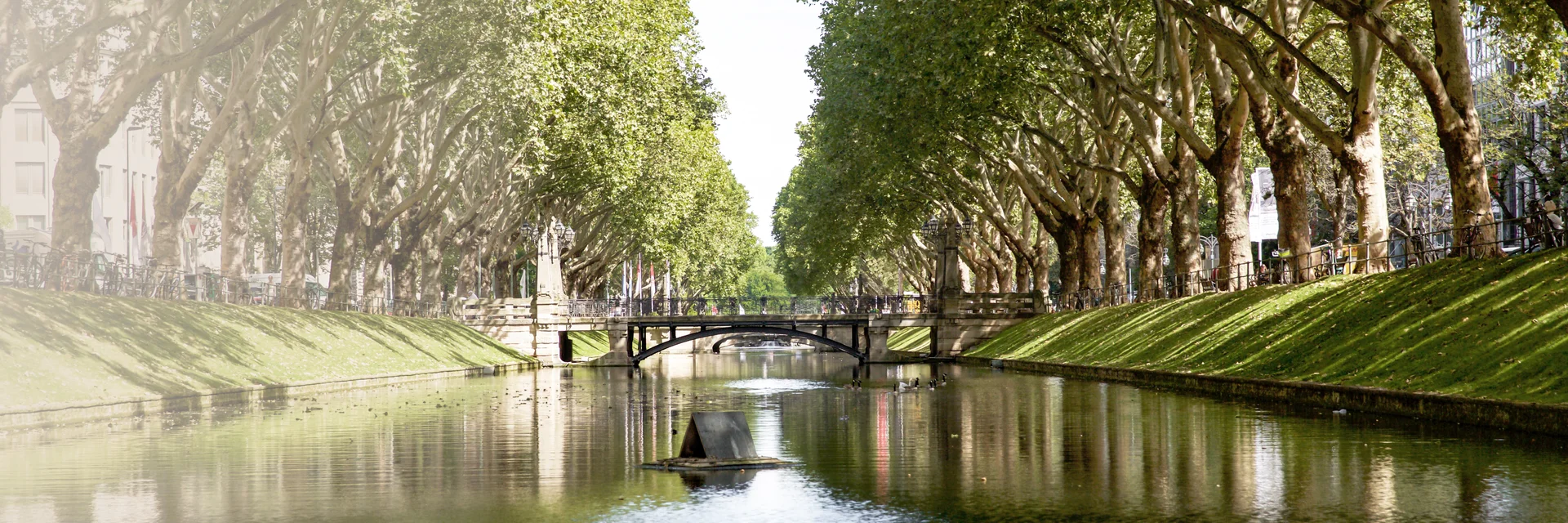 Das ist die Brücke am Kö-Graben in Düsseldorf.